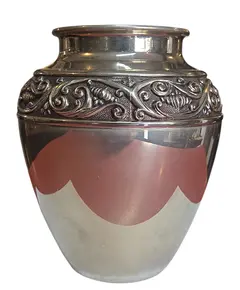 Foto de um(a) Vaso Artístico de Coleção – Banho de Prata 90 com Ornamentação em Relevo, da categoria de Vasos. Esta peça é um exemplar magnífico de prataria decorativa, apresentando um banho de Prata 90 de alta qualidade que confere um... Vendido no marketplace Trésors.