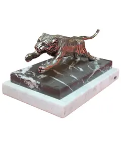 Foto de um(a) Antiga Escultura Tigre em Metal Prateado sobre Base Dupla de Mármore – Esmaltarte, da categoria de Escultura. Impressionante peça decorativa vintage, esta escultura captura a força e o dinamismo de um tigre em posição de ataque. Com... Vendido no marketplace Trésors.