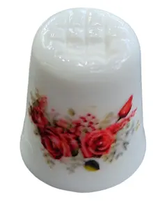 Foto de um(a) Dedal de Coleção em Porcelana – Floral Rosas Vermelhas, da categoria de Outros colecionáveis. Este delicado dedal em porcelana é uma peça clássica de colecionismo, unindo funcionalidade e estética romântica. Com um... Vendido no marketplace Trésors.