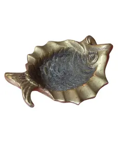 Foto de um(a) Pequeno Cinzeiro Decorativo Peixe em Bronze, da categoria de Cinzeiros e coletores. Lindo cinzeiro em formato de peixe, confeccionado em metal maciço bronze com pátina original do tempo. Vendido no marketplace Trésors.