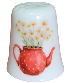 Foto de um(a) Dedal em Porcelana Decorado - Chaleira e Cesta de Frutas - Colecionável, da categoria de Outros colecionáveis. Esta peça combina a delicadeza da porcelana com estampas detalhadas em cores quentes, sendo um item indispensável para... Vendido no marketplace Trésors.