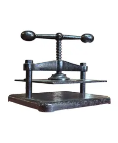 Foto de um(a) Prensa de Encadernação Antiga em Ferro Fundido, da categoria de Outros colecionáveis. Prensa manual clássica, robusta e pesada, confeccionada inteiramente em ferro fundido. Peça ideal para ateliers de... Vendido no marketplace Trésors.