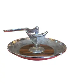Foto de um(a) Quebra-Nozes Vintage com Base de Servir – Alumínio Polido, Madeira e Prato Martelado, da categoria de Outros utensílios para servir. Elegância para a Sua Mesa Este quebra-nozes não é apenas uma ferramenta, mas uma peça de decoração que evoca o charme das... Vendido no marketplace Trésors.