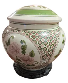 Foto de um(a) Potiche Cerâmica Luiz Salvador – Estilo Faiança com Pintura Floral e Base em Madeira, da categoria de Vasos. Exemplar autêntico da prestigiada Cerâmica Luiz Salvador (Itaipava), este pote decorativo com tampa combina o charme do... Vendido no marketplace Trésors.