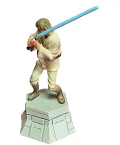 Foto de um(a) Peça De Xadrez Star Wars Luke Skywalker - Pintada À Mão, da categoria de Figuras de ação. Esta é uma oportunidade única para adquirir uma peça de reposição ou colecionável do icônico xadrez oficial de Star Wars.... Vendido no marketplace Trésors.