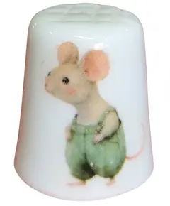 Foto de um(a) Dedal em Porcelana Decorado - Ratinho e Pássaro no Galho - Colecionável, da categoria de Outros colecionáveis. Esta peça colecionável destaca-se pelo design detalhado em ambos os lados, unindo simpatia e natureza em um único objeto... Vendido no marketplace Trésors.