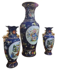 Foto de um(a) Trio de Vasos em Porcelana Azul Cobalto – Detalhes em Ouro e Cenas Orientais, da categoria de Vasos. Imponente conjunto decorativo (Garniture) composto por três vasos em porcelana de alta qualidade, apresentando um acabamento... Vendido no marketplace Trésors.
