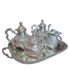 Foto de um(a) Aparelho de Chá e Café Colonial em Prata – 5 Peças Trabalhadas, da categoria de Conjuntos de café e chá. Magnífico conjunto colonial para chá e café, composto por 5 peças ricamente adornadas. Este aparelho é um exemplo clássico... Vendido no marketplace Trésors.