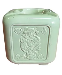 Foto de um(a) Conjunto 2-em-1 Vintage: Garrafa de Licor e Cinzeiro em Cerâmica Verde Celadon – Coleção Georges Aubert, da categoria de Garrafas. Este item único é uma peça de cerâmica de design inteligente e multifuncional, datada provavelmente de meados do século XX.... Vendido no marketplace Trésors.