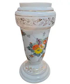 Foto de um(a) Vaso em Vidro Opaline Leitoso – Decoração Floral Pintada à Mão e Filetes Dourados, da categoria de Vasos. Apresentamos um delicado vaso decorativo em vidro leitoso branco, que combina a elegância da opalinagem com a vivacidade da... Vendido no marketplace Trésors.