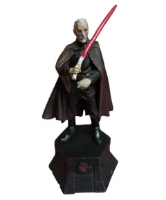 Foto de um(a) Estátua Conde Dookan (Count Dooku) Star Wars - Peça de Xadrez Colecionável (Rei Preto) - Pintado à Mão, da categoria de Figuras de ação. Domine o tabuleiro com a elegância e o poder do lado sombrio. Esta estátua detalhada do Conde Dookan (Darth Tyranus) faz... Vendido no marketplace Trésors.