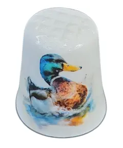 Foto de um(a) Dedal de Coleção em Porcelana – Marreco, da categoria de Outros colecionáveis. Este elegante dedal é uma peça indispensável para colecionadores de porcelana e entusiastas de temática ornitológica.... Vendido no marketplace Trésors.