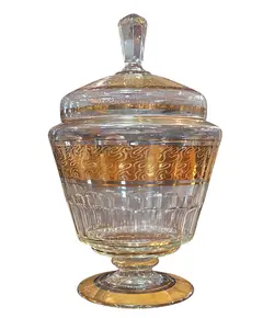 Foto de um(a) Bomboniere de Cristal Vintage com Decoração em Filetes e Arabescos Dourados, da categoria de Garrafas, potes e jarros. toque de classe clássica para o seu ambiente. Esta elegante bomboniere em cristal translúcido destaca-se pelo seu design... Vendido no marketplace Trésors.
