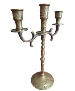 Foto de um(a) Antigo Castiçal Candelabro 3 Velas em Bronze Maciço, da categoria de Castiçais. Candelabro vintage de 3 braços em bronze maciço, uma peça autêntica com a beleza da passagem do tempo visível na sua pátina... Vendido no marketplace Trésors.
