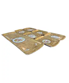 Foto de um(a) Conjunto de Travessa e Pratinhos Porcelana D.P. – Cena Galante (7 Peças), da categoria de Conjuntos de servir. Elegância e sofisticação em porcelana vintage. Este conjunto luxuoso da renomada Porcelana D.P. é composto por uma travessa... Vendido no marketplace Trésors.