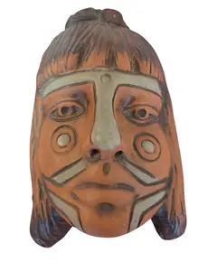 Foto de um(a) Máscara Decorativa em Cerâmica – Estilo Indígena, da categoria de Escultura. Bela máscara decorativa confeccionada em cerâmica (terracota). Peça com detalhes entalhados e pintura artesanal, ideal para... Vendido no marketplace Trésors.