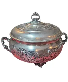 Foto de um(a) Antiga Terrina em Prata 90 com Ricos Relevos Florais e Pés Estilizados - Estilo Clássico, da categoria de Terrinas de sopa. Esta magnífica terrina (sopeira) é um exemplar legítimo de prataria de alta qualidade, produzida com banho de Prata 90. A... Vendido no marketplace Trésors.