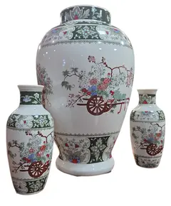 Foto de um(a) Conjunto de Vasos de Porcelana Schmidt Brasil - Estilo Oriental (3 Peças), da categoria de Vasos. Nota importante: O vaso principal possui um fio de cabelo (fissura leve) na borda superior, conforme detalhado nas fotos, o... Vendido no marketplace Trésors.