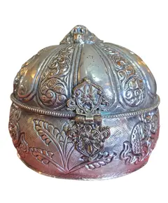 Foto de um(a) Caixa Porta-Joias Vintage em Metal Prateado com Detalhes em Cobre e Rica Ornamentação Repuxada, da categoria de Porta-Jóias. Lindo porta-joias de mesa, com formato oval e tampa abobadada. Peça de grande impacto visual, com um trabalho de metalurgia... Vendido no marketplace Trésors.