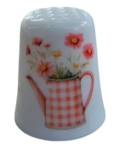 Foto de um(a) Dedal de Coleção em Porcelana – Regador com Flores e Laço, da categoria de Outros colecionáveis. Este delicado dedal em porcelana branca destaca-se pelo seu design romântico e detalhes que remetem ao estilo shabby chic. A... Vendido no marketplace Trésors.
