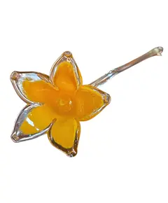 Foto de um(a) Flor Decorativa em Cristal Murano - Amarelo Ouro, da categoria de Outros colecionáveis. Elegante flor decorativa artesanal, modelada à mão em cristal Murano. Esta peça une o charme do design orgânico com a... Vendido no marketplace Trésors.