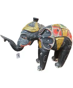 Foto de um(a) Elefante Decorativo em Madeira – Pintada à Mão, da categoria de Escultura. Encantadora escultura de elefante entalhada em madeira maciça, apresentando uma rica ornamentação em policromia. Esta peça é... Vendido no marketplace Trésors.