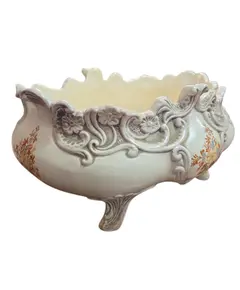 Foto de um(a) Antiga Floreira de Mesa Cerâmica Weiss – Coleção 87 – Pintada à Mão, da categoria de Cachepot. Clássico da Cerâmica Brasileira para sua Decoração. Esta belíssima floreira da Cerâmica Weiss é uma peça que une a tradição... Vendido no marketplace Trésors.