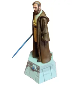 Foto de um(a) Estátua Obi-Wan Kenobi Star Wars - Peça de Xadrez Colecionável (Bispo Branco) - Pintado à Mão, da categoria de Figuras de ação. Honre o legado dos Jedi com esta figura detalhada de Obi-Wan Kenobi. Esta peça faz parte da exclusiva coleção de xadrez de... Vendido no marketplace Trésors.