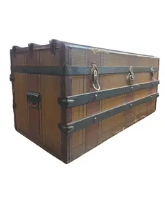 Foto de um(a) Baú Antigo Centenário Margossian - Relíquia de Rancharia (Anos 20/30), da categoria de Baús. Rara oportunidade de adquirir um pedaço da história da indústria brasileira. Este baú centenário foi produzido pela... Vendido no marketplace Trésors.