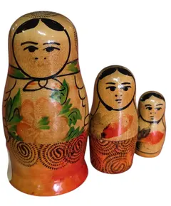 Foto de um(a) Matrioska Russa - Conjunto com 3 Bonecas "Rossiyanochka", da categoria de Bonecas. Charme e tradição em miniatura! Peça original da era soviética. Este conjunto de Matrioskas (bonecas russas) é uma peça... Vendido no marketplace Trésors.
