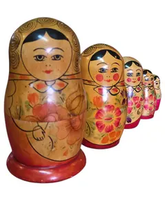 Foto de um(a) Matrioska Russa Vintage (USSR) - Conjunto com 5 Bonecas Pintadas à Mão, da categoria de Bonecas. Relíquia soviética autêntica para colecionadores e amantes de decoração vintage! Este belo conjunto de Matrioskas (bonecas... Vendido no marketplace Trésors.
