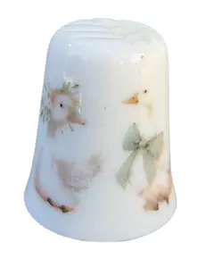 Foto de um(a) Dedal de Coleção em Porcelana Decorada – Estampa Patinhos com Laço, da categoria de Outros colecionáveis. Esta peça apresenta um acabamento vitrificado impecável e uma decoração romântica em estilo vintage. A estampa detalha... Vendido no marketplace Trésors.