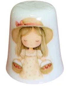 Foto de um(a) Dedal de Coleção em Porcelana - Estampa Menina Camponesa e Cesta de Flores, da categoria de Outros colecionáveis. Este delicado dedal colecionável em porcelana branca apresenta uma temática clássica e nostálgica, com ilustrações que... Vendido no marketplace Trésors.