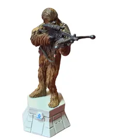 Foto de um(a) Estátua Chewbacca Star Wars - Peça de Xadrez Colecionável (Bispo Branco) - Pintado à Mão, da categoria de Figuras de ação. Leve para sua coleção um dos personagens mais icônicos da saga Star Wars: o lendário Wookiee, Chewbacca. Esta peça não é... Vendido no marketplace Trésors.