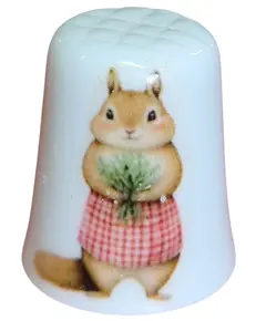 Foto de um(a) Dedal em Porcelana Decorado - Esquilo com Flores e Buquê de Tulipas - Colecionável, da categoria de Outros colecionáveis. Esta peça traz uma composição vibrante e detalhada, destacando-se pela vivacidade das cores e pela delicadeza das... Vendido no marketplace Trésors.