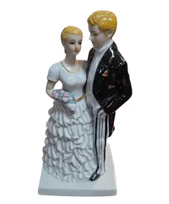 Foto de um(a) Estatueta Noivos Monte Fiero – Porcelana Esmaltada "Designed in Spain", da categoria de Modelos e estatuetas. Celebre o amor e a elegância com esta delicada estatueta de um casal de noivos, uma peça clássica da renomada linha Monte... Vendido no marketplace Trésors.