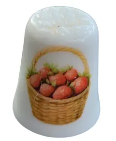 Foto de um(a) Dedal de Coleção em Porcelana – Cesta de Morangos, da categoria de Outros colecionáveis. Este gracioso dedal em porcelana destaca-se pela sua temática campestre e delicada. A peça apresenta uma ilustração central... Vendido no marketplace Trésors.
