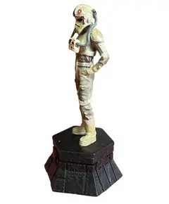Foto de um(a) ​Peça De Xadrez Star Wars AT-AT Pilot - Pintada À Mão, da categoria de Figuras de ação. Item de Colecionador: Piloto de AT-AT – Elite do Império Galáctico Esta peça faz parte da prestigiada coleção oficial de... Vendido no marketplace Trésors.