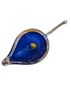 Foto de um(a) Flor Copo-de-Leite em Cristal Murano – Azul Cobalto e Dourado, da categoria de Outros colecionáveis. Exclusiva escultura artística em cristal tipo Murano, modelada à mão representando uma delicada flor (estilo Copo-de-Leite).... Vendido no marketplace Trésors.