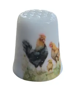 Foto de um(a) Dedal de Coleção em Porcelana – Galo e Pintinhos, da categoria de Outros colecionáveis. Este encantador dedal em porcelana apresenta uma cena bucólica clássica, retratando a vida no campo. Com uma ilustração... Vendido no marketplace Trésors.