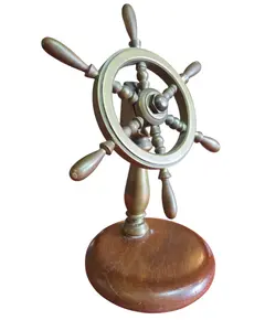 Foto de um(a) Timão Náutico em Bronze e Madeira – Peça Decorativa Vintage, da categoria de Outros itens marítimos. Adicione um toque de aventura clássica ao seu ambiente com esta belíssima miniatura de leme náutico. Com um design... Vendido no marketplace Trésors.
