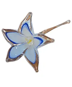 Foto de um(a) Flor Decorativa em Cristal Murano - Branco e Azul, da categoria de Outros colecionáveis. Elegante flor decorativa artesanal, modelada à mão em cristal Murano. Esta peça une o charme do design orgânico com a... Vendido no marketplace Trésors.