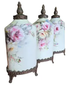 Foto de um(a) Trio de Potes em Porcelana Pintada à Mão com Base e Tampa em Bronze - Estilo Floral Clássico, da categoria de Garrafas, potes e jarros. Apresentamos este magnífico trio de potiches (vasos com tampa) em porcelana de alta qualidade, apresentando um formato... Vendido no marketplace Trésors.