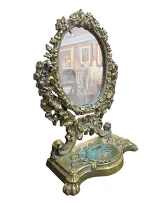 Foto de um(a) Espelho de Mesa Basculante em Bronze – Base com Concha e Pés em Garra, da categoria de Espelhos. Elegante espelho de mesa basculante (psiquê) confeccionado integralmente em bronze maciço, apresentando um trabalho de... Vendido no marketplace Trésors.