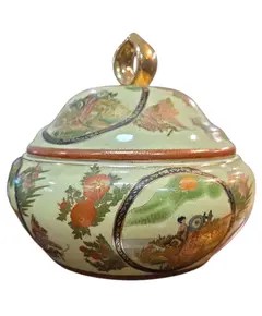 Foto de um(a) Potiche Porcelana Satsuma – Decoração Oriental, da categoria de Cachepot. Elegância e Tradição Oriental em Porcelana. Este belíssimo potiche com tampa é um exemplo da estética Satsuma, reconhecida... Vendido no marketplace Trésors.