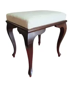 Foto de um(a) Banqueta Chippendale em Imbuia Maciça – Design Clássico, da categoria de Banquetas. Enriqueça seu ambiente com a elegância atemporal desta banqueta estilo Chippendale. Executada em imbuia maciça, madeira... Vendido no marketplace Trésors.