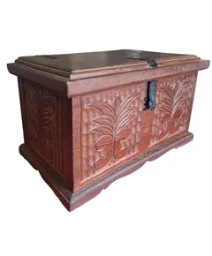 Foto de um(a) Pequeno Baú em Madeira Maciça com Esculturas em Relevo, da categoria de Baús. Este charmoso baú em madeira maciça apresenta um trabalho artesanal rico em detalhes. A face frontal e as laterais são... Vendido no marketplace Trésors.