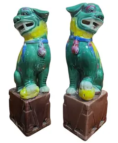 Foto de um(a) Par de Cães de Fó em Cerâmica Policromada Estilo Sancai - Leões Guardiões Chineses, da categoria de Outros colecionáveis. Magnífico par de Cães de Fo (também conhecidos como Leões de Fu ou Leões Guardiões), símbolos milenares de proteção, sorte e... Vendido no marketplace Trésors.