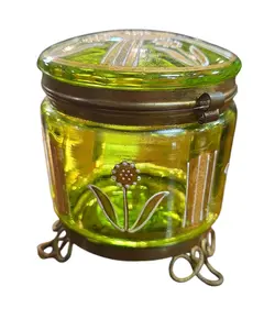 Foto de um(a) Antigo Porta-Jóias em Cristal Verde Esmeralda – Circa 1920 – Pintura Esmaltada e Montagem em Latão, da categoria de Porta-Jóias. Exclusivo porta-jóias de toucador datado de aproximadamente 1920. A peça é confeccionada em cristal translúcido de tom verde... Vendido no marketplace Trésors.