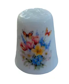 Foto de um(a) Dedal de Coleção em Porcelana – Buquê de Flores e Borboletas, da categoria de Outros colecionáveis. Este dedal em porcelana é uma peça clássica e vibrante, ideal para quem busca itens com temática de natureza e jardim. A... Vendido no marketplace Trésors.